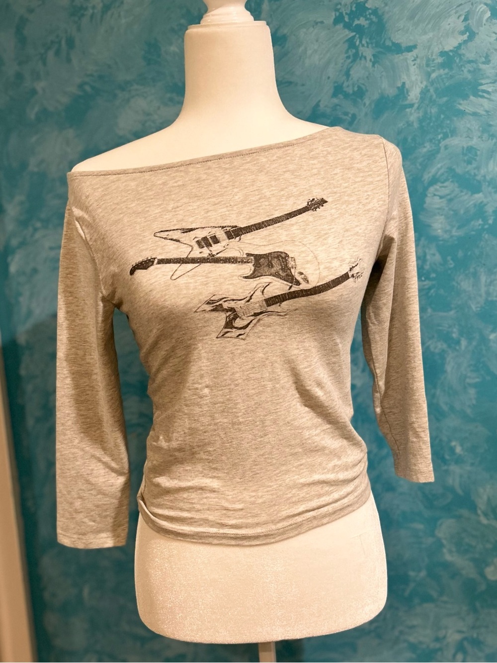 Hollister Women's Gray Graphic Off-Shoulder Top